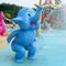 Дети играют слона брызг воды бассейна небольшого, животного стеклоткани стоящее - синь
