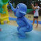 Дети играют слона брызг воды бассейна небольшого, животного стеклоткани стоящее - синь
