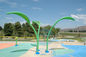 На открытом воздухе влажные брызги аквапарк лета игр воды спортивной площадки выходят - зеленый