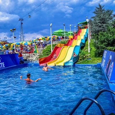 ODM Внешний большой водный парк развлечений Летний бассейн Волокнистая радужная горка для детей