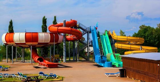Водный парк для детей Забавный бассейн Плавательный бассейн стекловолокно Спиральная трубка Слайд-сет