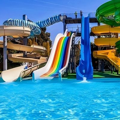 Детки в бассейне ездят на водяном горшке из стекловолокна для аквапарка